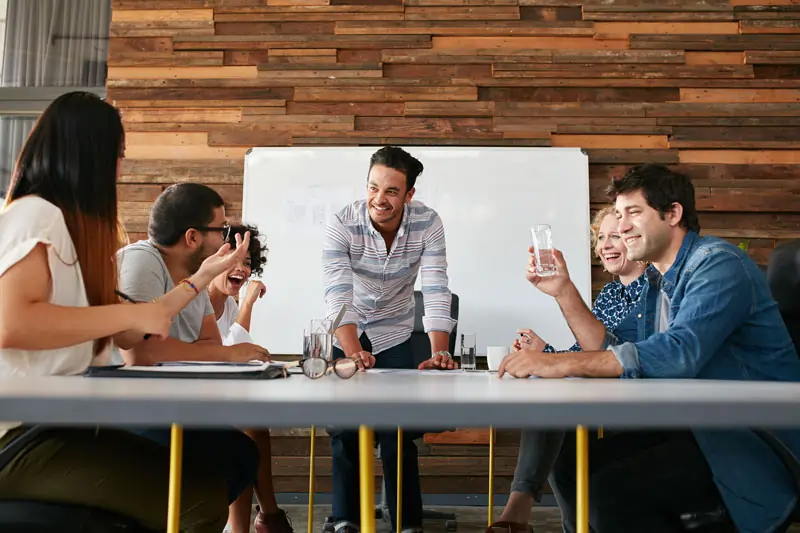 Ein Team bei einer Brainstorming-Besprechung im Büro.