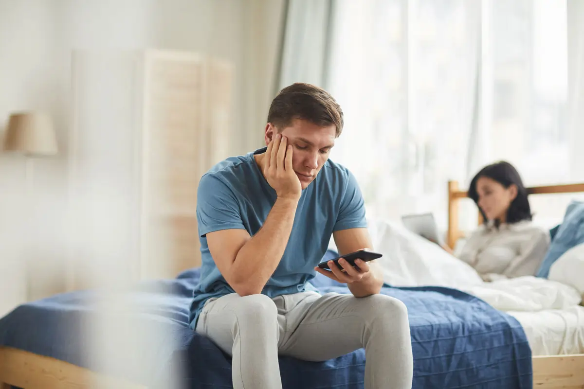 Partner mit Depression geht fremd: Ursachen, Anzeichen und was zu tun ist