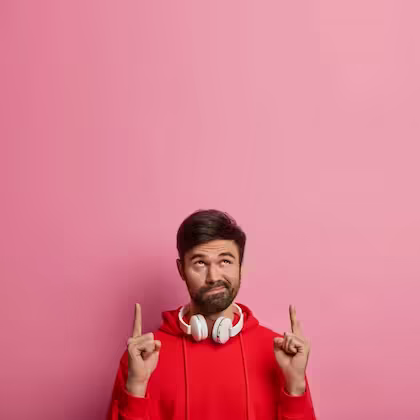 Ein Mann in rotem Hoodie zeigt nach oben, um Vorschläge für Artikelwünsche zu unterstützen.